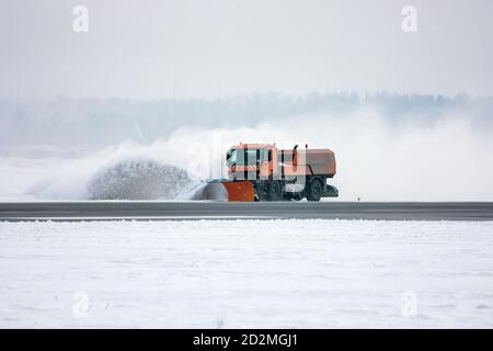 La macchina per la rimozione della neve pulisce la pista all'aeroporto Foto Stock