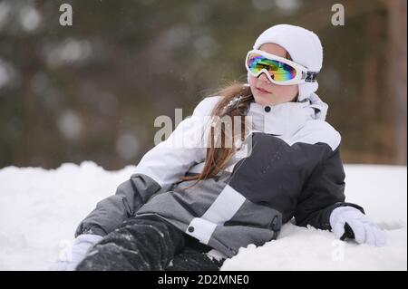 Immagini Stock - Occhiali Da Sole Sulla Neve Con Bella E