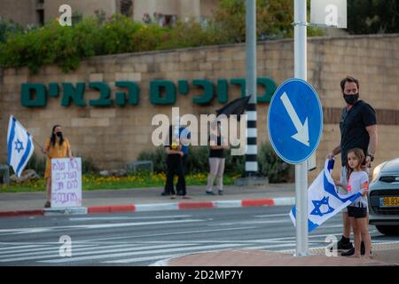 In un inutile tentativo di fermare le crescenti proteste contro l'illegalità di un primo ministro che si trova di fronte a 3 accuse di corruzione e corruzione e al suo governo e ministri gonfi e corrotti, il primo ministro israeliano Benjamin (Bibi) Netanyahu, ha imposto un blocco a livello nazionale [non necessario] che limita la mobilità a 1000 metri dalla residenza. Questo blocco ha avuto l'effetto opposto come centinaia di piccole dimostrazioni sono scoppiate in ogni giunzione principale e su ogni ponte e cavalcavia e praticamente ogni piazza della città. La polizia israeliana, come ordinato, sta facendo del suo meglio per prevenire questi de Foto Stock