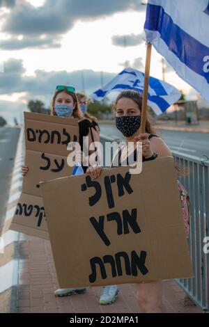 In un inutile tentativo di fermare le crescenti proteste contro l'illegalità di un primo ministro che si trova di fronte a 3 accuse di corruzione e corruzione e al suo governo e ministri gonfi e corrotti, il primo ministro israeliano Benjamin (Bibi) Netanyahu, ha imposto un blocco a livello nazionale [non necessario] che limita la mobilità a 1000 metri dalla residenza. Questo blocco ha avuto l'effetto opposto come centinaia di piccole dimostrazioni sono scoppiate in ogni giunzione principale e su ogni ponte e cavalcavia e praticamente ogni piazza della città. La polizia israeliana, come ordinato, sta facendo del suo meglio per prevenire questi de Foto Stock