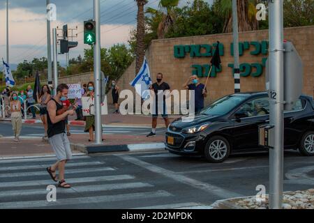 In un inutile tentativo di fermare le crescenti proteste contro l'illegalità di un primo ministro che si trova di fronte a 3 accuse di corruzione e corruzione e al suo governo e ministri gonfi e corrotti, il primo ministro israeliano Benjamin (Bibi) Netanyahu, ha imposto un blocco a livello nazionale [non necessario] che limita la mobilità a 1000 metri dalla residenza. Questo blocco ha avuto l'effetto opposto come centinaia di piccole dimostrazioni sono scoppiate in ogni giunzione principale e su ogni ponte e cavalcavia e praticamente ogni piazza della città. La polizia israeliana, come ordinato, sta facendo del suo meglio per prevenire questi de Foto Stock