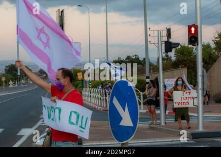 In un inutile tentativo di fermare le crescenti proteste contro l'illegalità di un primo ministro che si trova di fronte a 3 accuse di corruzione e corruzione e al suo governo e ministri gonfi e corrotti, il primo ministro israeliano Benjamin (Bibi) Netanyahu, ha imposto un blocco a livello nazionale [non necessario] che limita la mobilità a 1000 metri dalla residenza. Questo blocco ha avuto l'effetto opposto come centinaia di piccole dimostrazioni sono scoppiate in ogni giunzione principale e su ogni ponte e cavalcavia e praticamente ogni piazza della città. La polizia israeliana, come ordinato, sta facendo del suo meglio per prevenire questi de Foto Stock
