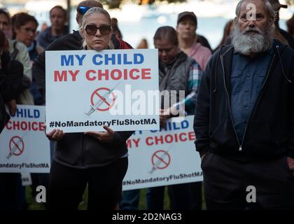 Fino a 100 persone si sono riunite il 5 ottobre 2020 al di fuori del tribunale degli Stati Uniti a Boston, Massachusetts, per protestare contro una legge statale del Massachusetts che impone a tutti i bambini che frequentano la scuola pubblica di essere stati vaccinati contro l'influenza. Foto Stock