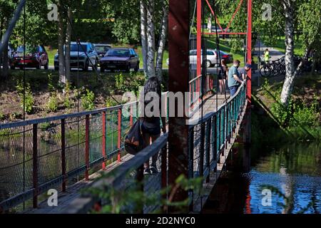 Skelleftea, Norrland Svezia - 1 agosto 2020: Ponte rosso al Kirkholmen Foto Stock