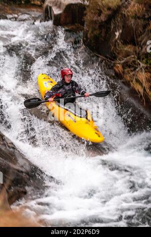 Canoista in acqua bianca, Snowdonia, Galles del Nord Foto Stock
