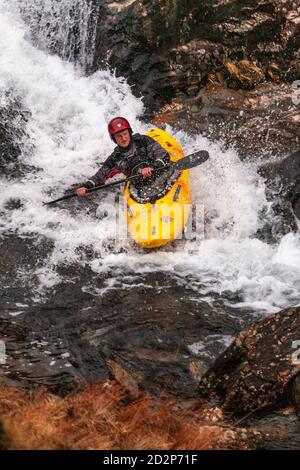 Canoista in acqua bianca, Snowdonia, Galles del Nord Foto Stock