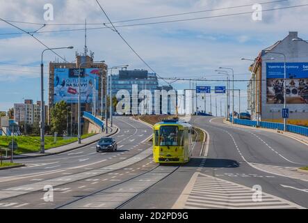 OSTRAVA / REPUBBLICA CECA - 29 SETTEMBRE 2019: Strada con tram e auto a Ostrava Foto Stock