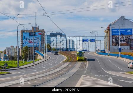 OSTRAVA / REPUBBLICA CECA - 29 SETTEMBRE 2019: Strada con tram e auto a Ostrava Foto Stock