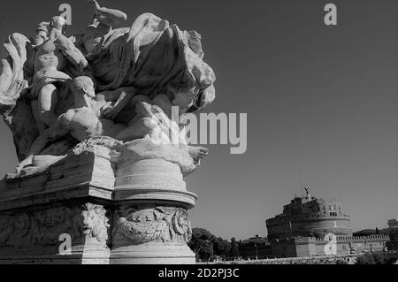 ampio angolo di vista monocromo del gruppo di statue in marmo su ponte Vittorio Emanuele II sopra il Tevere a Roma e St Angelo Castello sullo sfondo Foto Stock