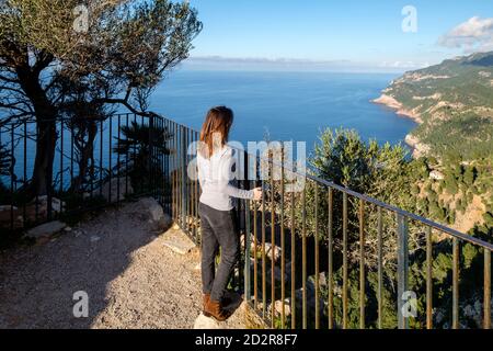 Mirador de Ricard Roca, Mirador des Grau, Estellencs, Serra de Tramuntana, Mallorca, Isole baleari, Spagna Foto Stock