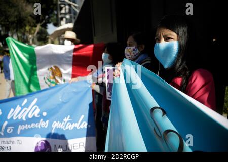 Città del Messico, Messico. 06 ottobre 2020. CITTÀ DEL MESSICO, MESSICO - 6 OTTOBRE: Un dimostratore del fronte Nazionale per la Famiglia partecipa a una protesta contro la legalizzazione dell'aborto nel paese, fuori dal Senato del Messico, mentre i senatori discutono la modifica di una legge per la depenalizzazione o meno dell'aborto il 6 ottobre 2020 a Città del Messico, Messico. Credit: Mariana Bae/Eyepix Group/The Photo Access Foto Stock