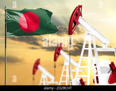 Le piattaforme petrolifere si fanno sullo sfondo del cielo colorato e di un flagpole con la bandiera del Bangladesh. Il concetto di produzione di petrolio, minerali, sviluppo di Foto Stock