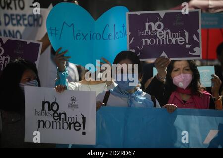 Città del Messico, Messico. 06 ottobre 2020. CITTÀ DEL MESSICO, MESSICO - 6 OTTOBRE: Un dimostratore del fronte Nazionale per la Famiglia partecipa a una protesta contro la legalizzazione dell'aborto nel paese, fuori dal Senato del Messico, mentre i senatori discutono la modifica di una legge per la depenalizzazione o meno dell'aborto il 6 ottobre 2020 a Città del Messico, Messico. Credit: Mariana Bae/Eyepix Group/The Photo Access Foto Stock