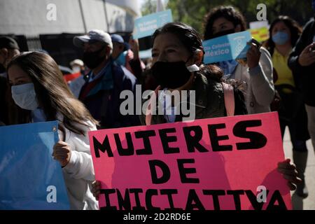 Città del Messico, Messico. 06 ottobre 2020. CITTÀ DEL MESSICO, MESSICO - 6 OTTOBRE: Un dimostratore del fronte Nazionale per la Famiglia partecipa a una protesta contro la legalizzazione dell'aborto nel paese, fuori dal Senato del Messico, mentre i senatori discutono la modifica di una legge per la depenalizzazione o meno dell'aborto il 6 ottobre 2020 a Città del Messico, Messico. Credit: Mariana Bae/Eyepix Group/The Photo Access Foto Stock