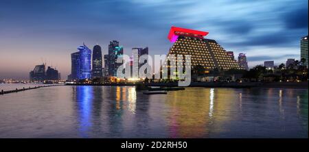 Doha skyline di West Bay centro durante il Sunrise, in Qatar Foto Stock