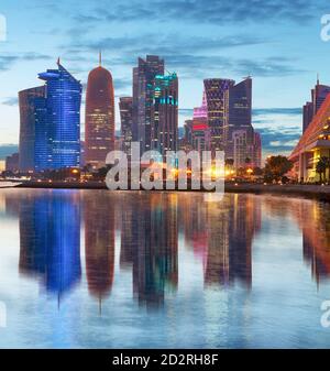 Skyline della città moderna di Doha in Qatar nel Medio Oriente. - Doha Corniche in West Bay, Doha, Qatar Foto Stock