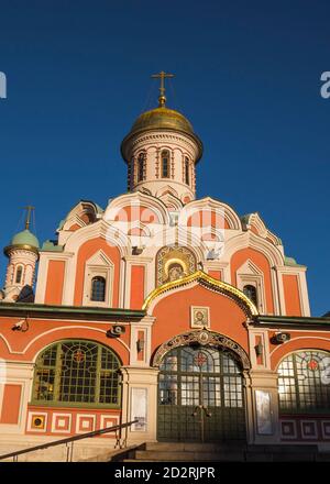 MOSCA, RUSSIA - 28 DICEMBRE 2015: Cattedrale di nostra Signora di Kazan sulla Piazza Rossa Foto Stock