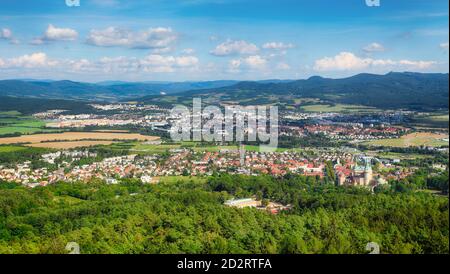 Prievidza e Bojnice da viewpointin Cajka - veduta aerea di Slovacchia Foto Stock