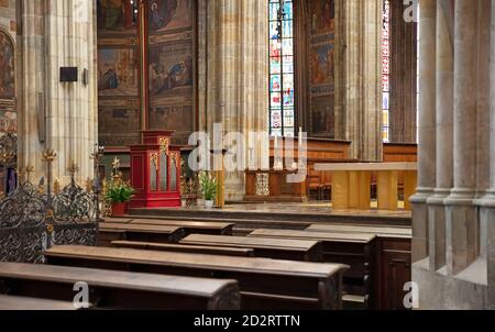 Il grande interno della cattedrale di San Vito nella Repubblica Ceca (Praga) Foto Stock