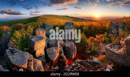Panorama spettacolare del tramonto dalla vetta, paesaggio Vtacnik - Slovacchia Foto Stock
