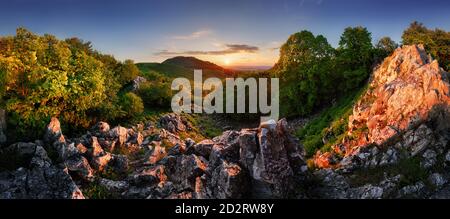 Foresta natura landcape con picco e sole al tramonto drammatico, Slovacchia - Carpazi Foto Stock