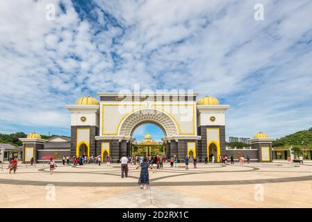 Kuala Lumpur, Malesia - 2 dicembre 2019: Turisti di fronte alla porta del Palazzo reale Istana Negara (Istana Negara), Kuala Lumpur, Malesia. Foto Stock