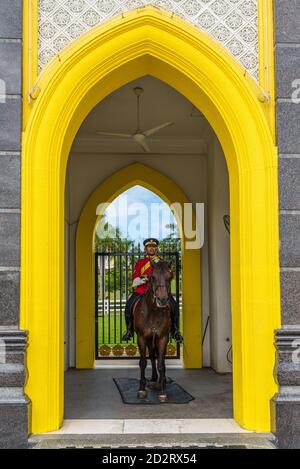 Kuala Lumpur, Malesia - 2 dicembre 2019: Una guardia reale nel nuovo Palazzo reale Istana Negara (palazzo nazionale) a Kuala Lumpur, Malesia. Foto Stock