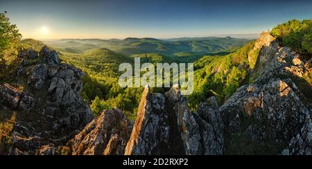 Panorama di foresta e montagna in Carpazi con sole, Slovacchia Foto Stock