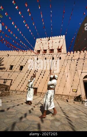 Danza tradizionale della spada Omani nel forte di Nizwa, Oman. Foto Stock