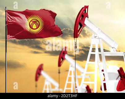 Il petrolio si fa arenare sullo sfondo del cielo colorato e di un flagpole con la bandiera del Kirghizistan. Il concetto di produzione di petrolio, minerali, sviluppo di Foto Stock