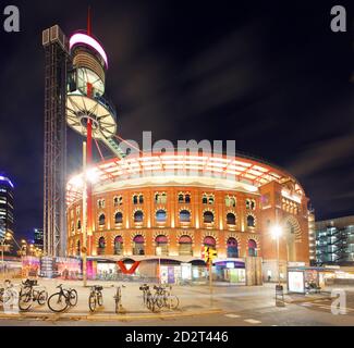 Vecchio edificio Arena a Barcellona, Catalogna, Spagna di notte Foto Stock