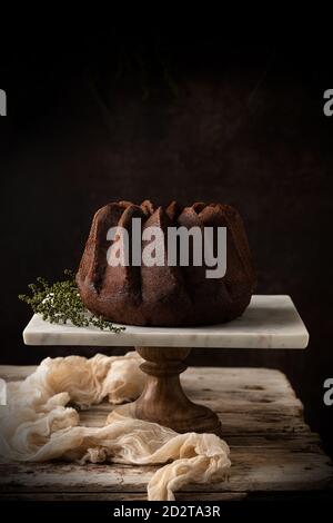 Dolce torta Bundt in una cucina accogliente e scura Foto Stock