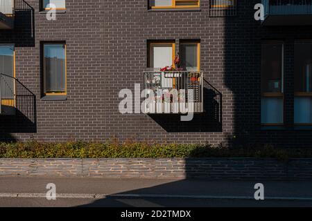 Piccolo balcone, finestra a muro in mattoni grigi. Foto di alta qualità Foto Stock