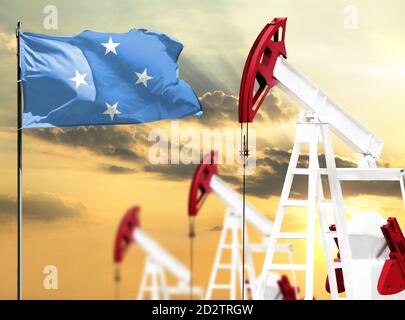 Il petrolio si riga sullo sfondo del cielo colorato e un flagpole con la bandiera della Micronesia. Il concetto di produzione di petrolio, minerali, sviluppo di Foto Stock