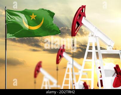 Le piattaforme petrolifere si fanno sullo sfondo del cielo colorato e di un flagpole con la bandiera della Mauritania. Il concetto di produzione di petrolio, minerali, sviluppo di Foto Stock