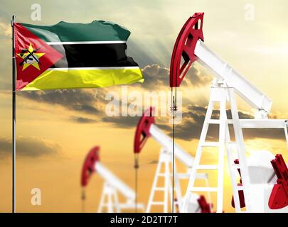 Le piattaforme petrolifere sullo sfondo del cielo colorato e di un flagpole con la bandiera del Mozambico. Il concetto di produzione di petrolio, minerali, sviluppo di Foto Stock