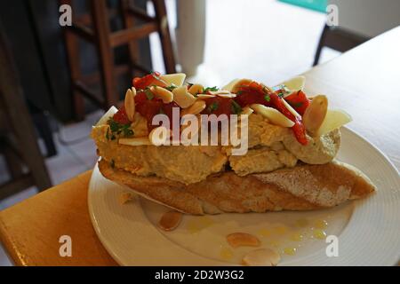 Primo piano Hummus con toast al Capsicum arrosto Foto Stock