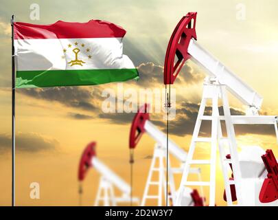 Le piattaforme petrolifere sullo sfondo del cielo colorato e di un flagpole con la bandiera del Tagikistan. Il concetto di produzione di petrolio, minerali, sviluppo di Foto Stock