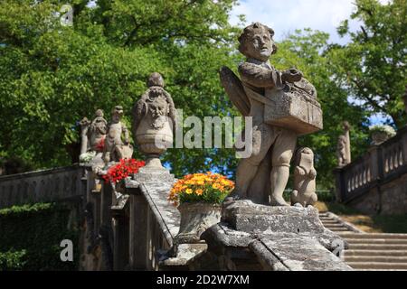 Figure in pietra nel cortile giardino, Würzburger Residence, Würzburg, Wuerzburg, bassa Franconia , Baviera, Germania Foto Stock