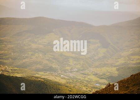 Vista delle montagne rocciose a Vlasic, in Bosnia, in una giornata buia Foto Stock