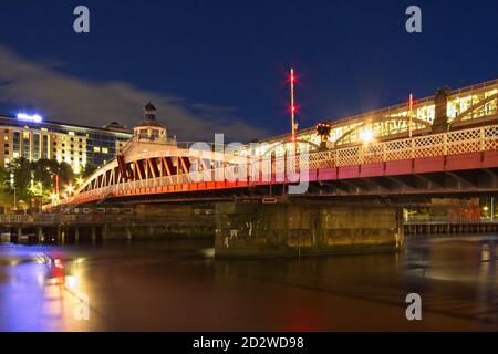 L'iconico ponte Swing, rosso e bianco, catturato al crepuscolo dalla banchina di Newcastle a Tyne and Wear, nel nord-est dell'Inghilterra Foto Stock