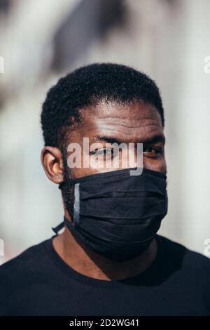 l'uomo piange e protesta per un raduno per l'uguaglianza razziale contro il razzismo. Le vite nere contano. Foto Stock