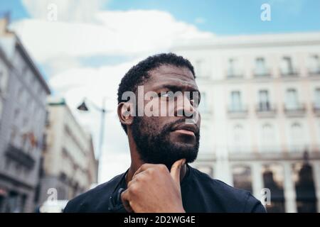l'uomo piange e protesta per un raduno per l'uguaglianza razziale contro il razzismo. Le vite nere contano. Foto Stock