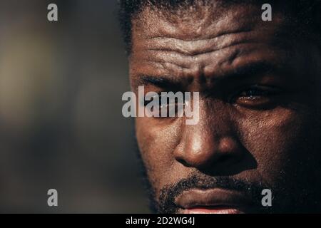 l'uomo piange e protesta per un raduno per l'uguaglianza razziale contro il razzismo. Le vite nere contano. Foto Stock