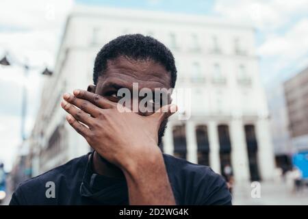 l'uomo piange e protesta per un raduno per l'uguaglianza razziale contro il razzismo. Le vite nere contano. Foto Stock