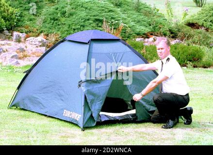 PC Kevin Jones della polizia del Galles del Nord con una tenda simile a quella di Sophie Hook, sua sorella, Jemma e cugini, Luke e Alex, si accamparono nel giardino posteriore di suo zio la scorsa notte di sabato. Il corpo di Sophie, sette anni, è stato scoperto su una spiaggia di Llandudno la domenica mattina. Foto Stock