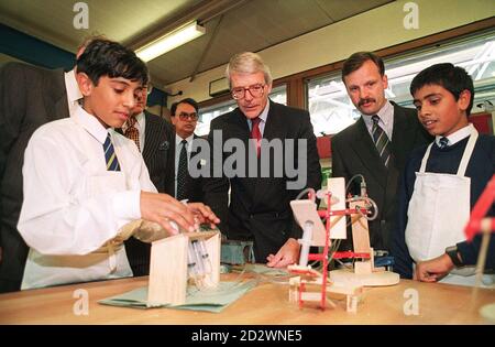 Il primo ministro John Major guarda come Shoaib Altaf (a sinistra) gestisce una presa idraulica che ha progettato e costruito con Jarrar Mughal (a destra). Il Sig. Major stava visitando la Small Heath Grant ha mantenuto la scuola durante il suo tour delle Midlands oggi (Martedì) Foto Stock