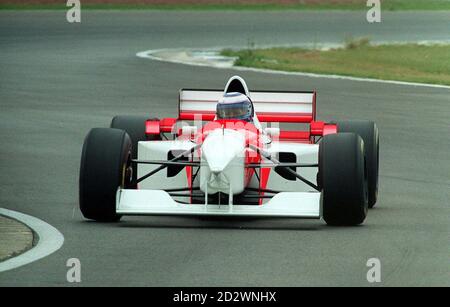 In pensione, il quattro volte campione del mondo Alain Prost prova la nuova Marlboro McLaren intorno al circuito di Silverstone nelle Midlands oggi (Thur). Il francese è riferito di essere in considerazione di un possibile ritorno alla Formula uno Racing. Foto Stock