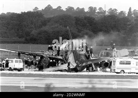 File immagine datata 22/8/95 del British Airtours Boeing 737 sul fuoco all'aeroporto di Manchester dopo un'esplosione del motore ha causato la morte di 55 vacanzieri legati a Corfù. Il 22.8.95, il decimo anniversario della catastrofe, gli attivisti della sicurezza hanno affermato che non erano ancora state introdotte misure per evitare il ripetersi della tragedia. Guarda la storia della PA AIR Manchester. Si ritiene che i risultati di un'indagine sulla sicurezza delle cabine istituita dall'autorità per l'aviazione civile dopo l'incidente abbiano concluso che i portelli di fuga di emergenza sui jet per passeggeri dovrebbero essere riprogettati per renderli più semplici e veloci Foto Stock