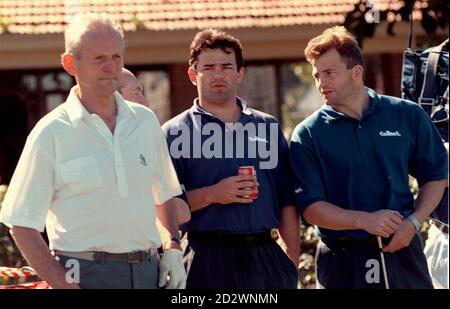 DURATA : 23.5.95 : SUDAFRICA : Il Capitano d'Inghilterra sarà Carling parla con il compagno di gioco Jason Leonard mentre Dennis Easby, presidente della RFU, si prepara per il suo tiro mentre si incontrano sul 1° tee del Royal Durban Golf Club durante una giornata di riposo dall'allenamento per la Coppa del mondo di rugby. Foto di Adam Butler/PA Foto Stock